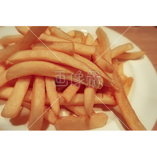皿に盛ったフライドポテトの写真素材 画像衆