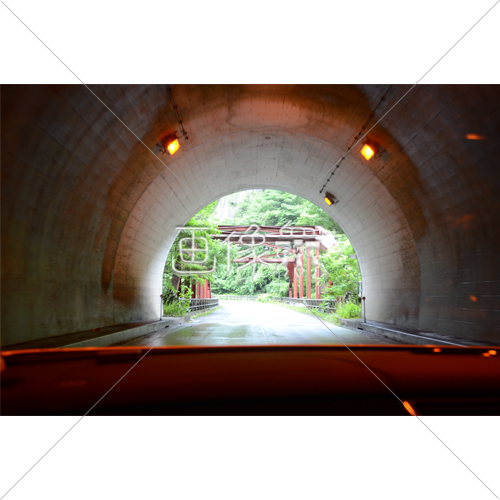 トンネルを抜ける手前の写真 画像衆