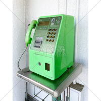 駅のホームにある緑の公衆電話の写真素材（6）