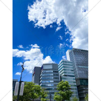 青空が見える真夏の都会のビルの写真素材（2）