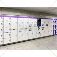 駅の地下通路にあるコインロッカーの写真素材（1）