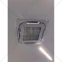 天井と同色のお洒落なビルトインエアコンの写真素材