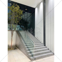 都会の夜の地下に続く階段の写真素材(1)