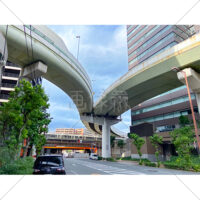 都会の高速道路のカーブする合流・分岐地点を地上から見上げた写真素材