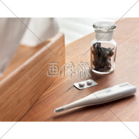 薬瓶と体温計の写真素材