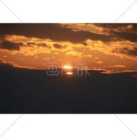 雲に隠れた夕陽の写真素材