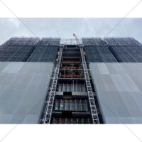 曇り空の高層ビルの建設現場の写真素材（1）