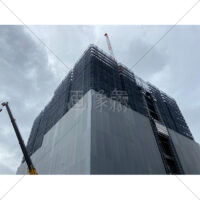 曇り空の高層ビルの建設現場の写真素材（2）