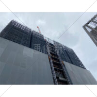 曇り空の高層ビルの建設現場の写真素材（3）