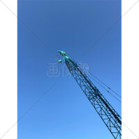 空高く伸びるクローラクレーンの写真素材